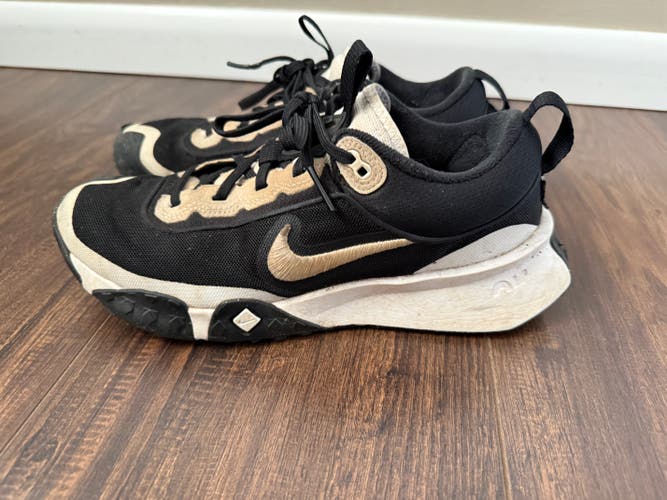Black Men's Size M 7.0 (W 8.0) Nike Turf Cleats (Used)