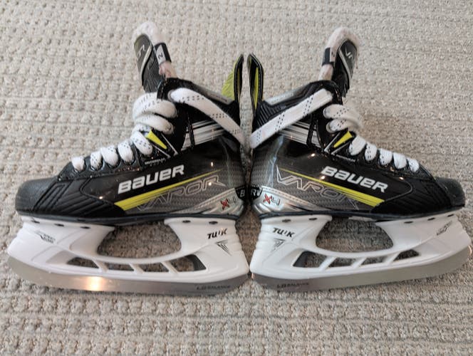 Black 2024 Bauer Vapor X4 Hockey Skates Extra Wide Width Size 2