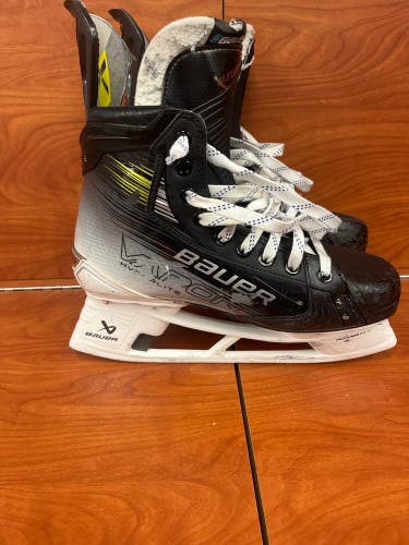 2023 Bauer Vapor Hyperlite 2 Hockey Skates Regular Width Pro Stock 9 (Used)