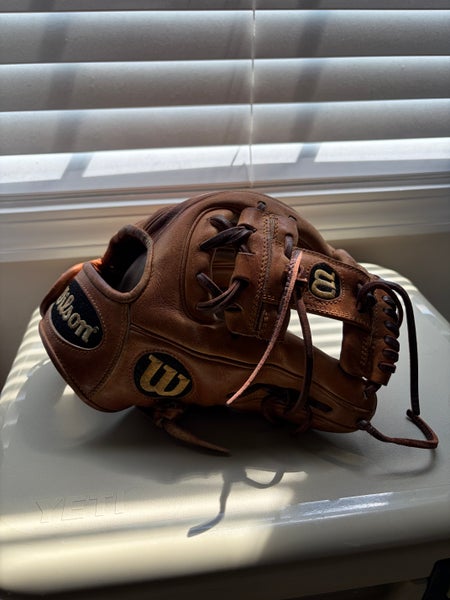 Wilson RH Infield A2000 DP15 Baseball Glove 11.5" (Used)
