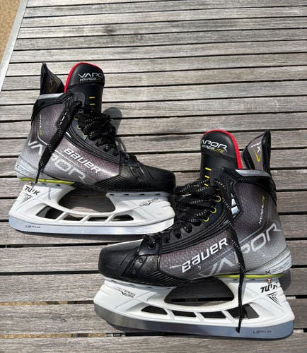 2022 Bauer Vapor Hyperlite Hockey Skates 7.5 Fit 3 (LIKE NEW)