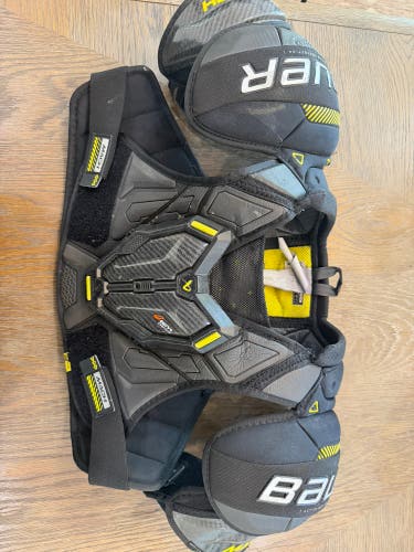 Medium Youth Bauer Supreme Mach Shoulder Pads (Used)