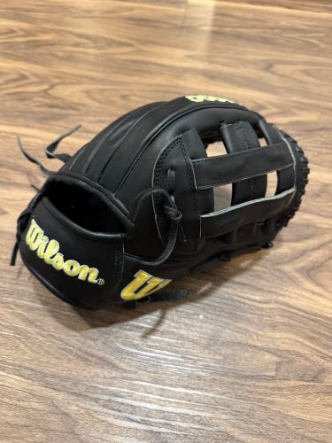 Wilson A2000 DW5 RHT Baseball Glove 12" (Used)