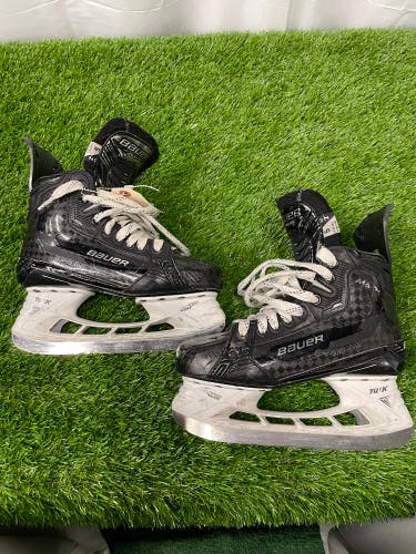 Intermediate Bauer Supreme Mach Hockey Skates Size 5 (Used)