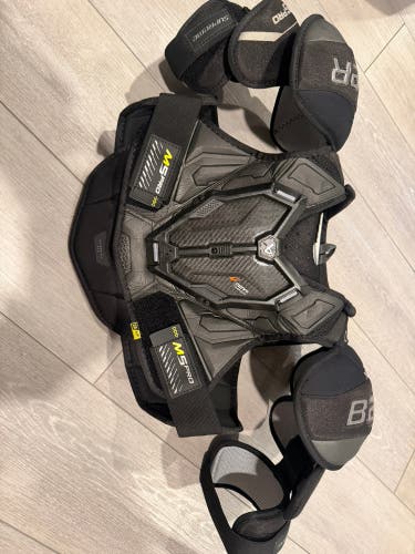 Medium Senior Bauer Supreme M5 Pro Shoulder Pads (Used)