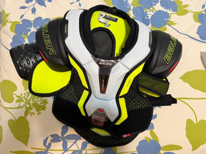 Small Junior Bauer Vapor Hyperlite Shoulder Pads (Used)
