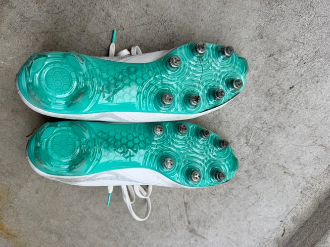 White Unisex Size M 10.5 (W 11.5) Adult Low Top Molded Cleats (Used)