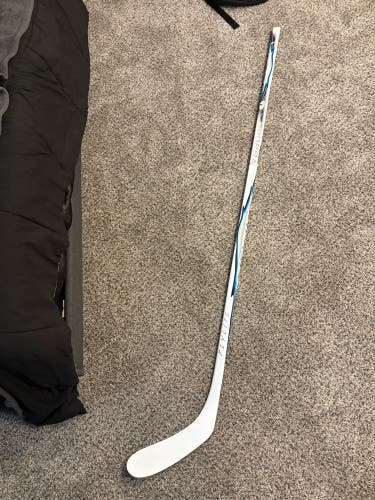 Senior Bauer Vapor Flylite Right Handed Hockey Stick P28 77 Flex (New)