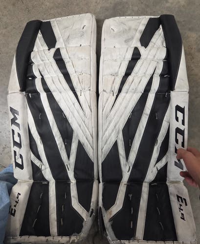 32" CCM Extreme Flex 4.9 Goalie Leg Pads (Used)