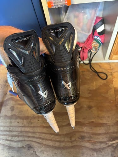 Black 2023 Bauer Vapor Hyperlite 2 Hockey Skates Regular Width Pro Stock 8 (Used)