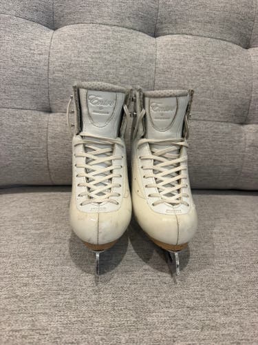 Jackson Ultima Figure Skates B Junior 3 (Used)