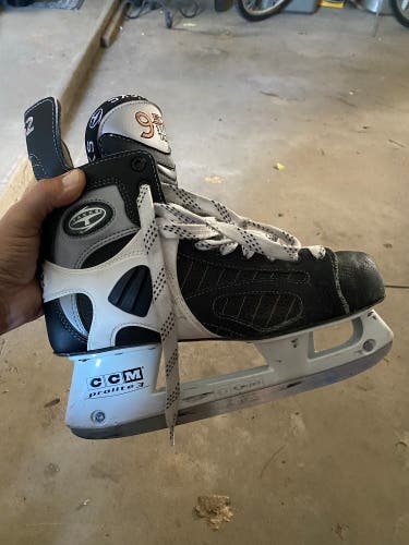 CCM 952 Fit Tacks Hockey Skates Regular Width 10 (Used)