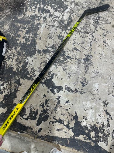 Intermediate True Catalyst 9x Hockey Stick Right Handed 40 Flex (Used)