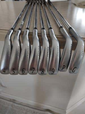 Wilson Staff FG Tour F5 RH Forged Irons DG R300 #4-#9, PW, GW 37"