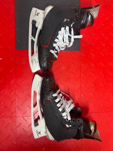 2023 Bauer Vapor Hyperlite 2 Hockey Skates Regular Width Pro Stock 7 (Used)