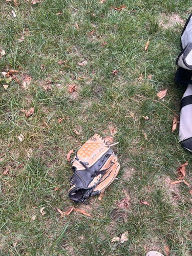 Infield RH Mizuno Baseball Glove 10" (Used)