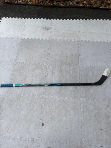 Junior Bauer fuse Left Hand Hockey Stick P28 40 Flex (New)