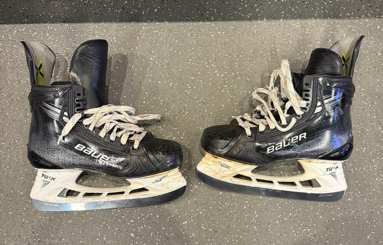 Black 2023 Bauer Vapor Hyperlite 2 Hockey Skates Regular Width Pro Stock 10 (Used)