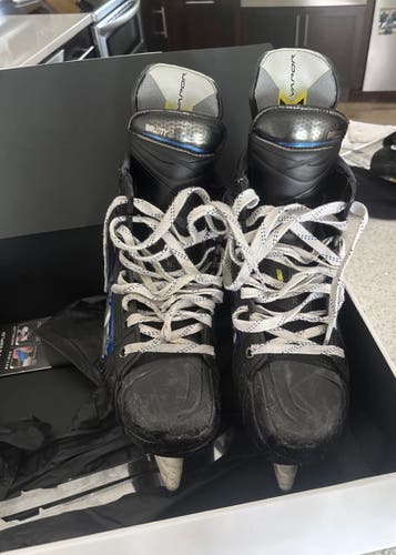 Blue 2023 Bauer Vapor Hyperlite 2 Hockey Skates Regular Width Pro Stock 7.5 (Used)