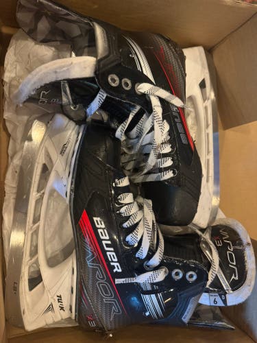 Black 2022 Bauer Vapor X3 Hockey Skates Regular Width 6 (Used)