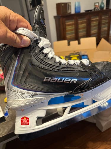 2025 Bauer Vapor Flylite Hockey Skates 9 (like new/mint condition) Fly -TI included.