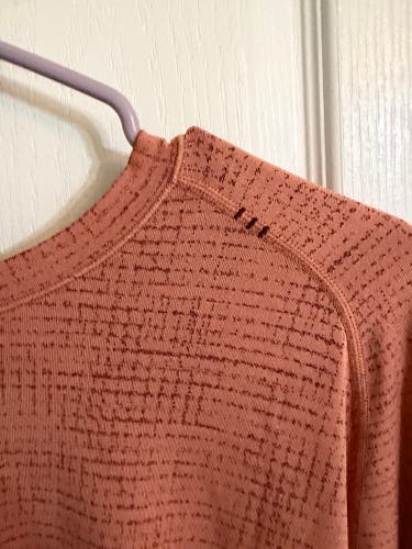 Large Men's Lululemon Shirt (Used)