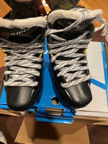 Bauer M40 Supreme 2.5 wide EE junior hockey skates superfeet