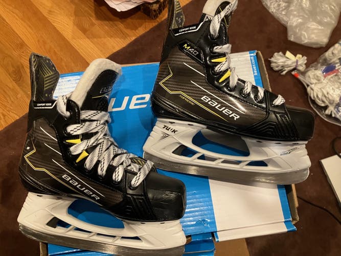 Bauer M40 Supreme 2.5 wide EE junior hockey skates superfeet