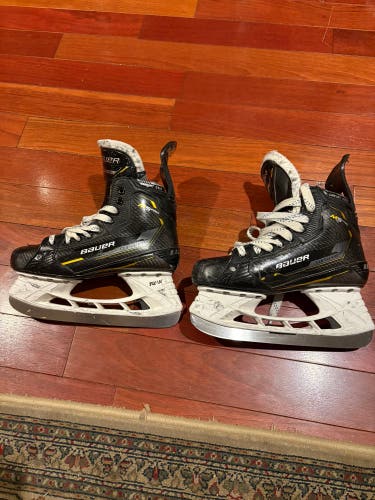 2022 Bauer Supreme M5 Pro Hockey Skates Regular Width 6.5 (Used)