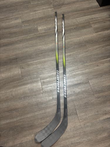 2 pack, Junior Bauer Vapor Hyperlite 2 Right Handed Hockey Stick P28 40 Flex (New)