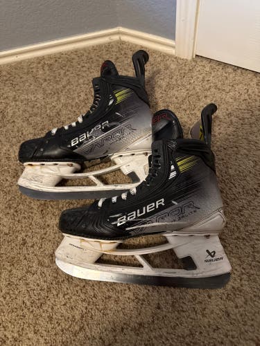 2023 Bauer Vapor Hyperlite 2 Hockey Skates Regular Width 8 (Used)