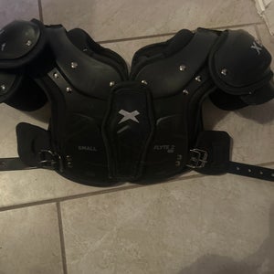 Small Youth Xenith Flyte Shoulder Pads (Used)