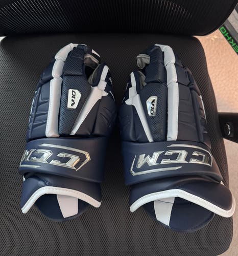 CCM Vector 10 Gloves 15" (Used)