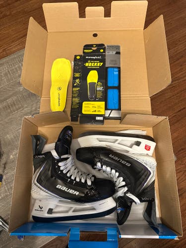 2025 Bauer Vapor Flylite Hockey Skates 9 Fit 3 (like new/mint condition) Fly -TI included.