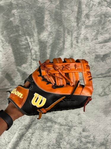 Black Wilson A2000 RH First Base Baseball Glove 12.5" (Used)