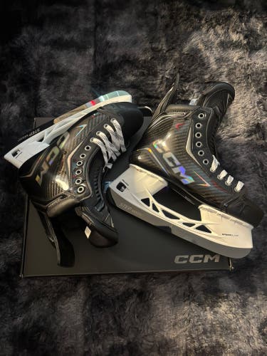 Black 2025 CCM JetSpeed FT8 Pro Hockey Skates Regular Width Pro Stock 8.5 (New)