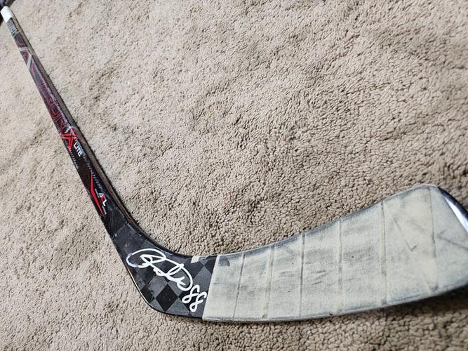 PATRICK KANE 10-12-17 Signed Chicago Blackhawks Photomatched NHL Game Used Stick