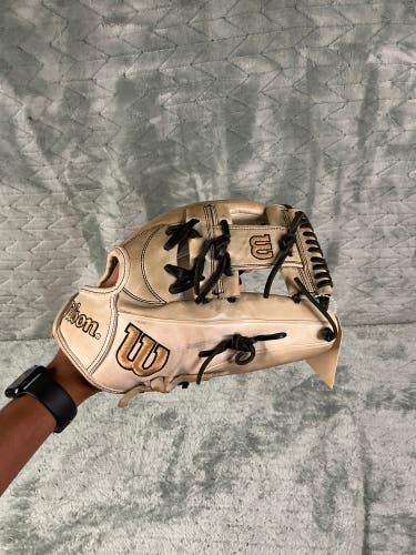 White Wilson A2000 RH Infield Softball Glove 11.75" (Used)