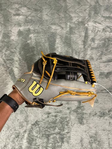 Gray Wilson A2000 RH Outfield Baseball Glove 12.75" (Used)