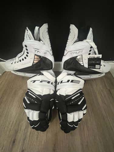 Black/White 2025 True Catalyst 5x4 Hockey Skates Extra Wide Width 9 (New) + 9X True Gloves 13"
