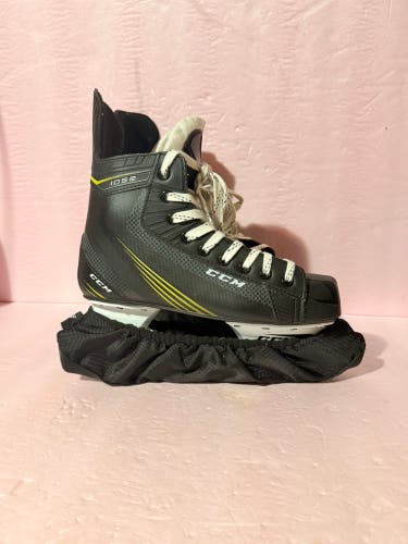 Black CCM 1052 Hockey Skates 7 (Used)
