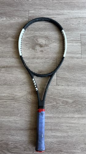 Wilson Pro Staff RF97 V12 | Gripsize 4 3/8 | Fair Condition