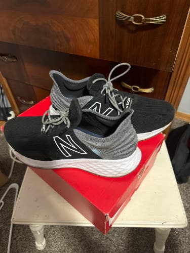 Black Unisex Size M 10.5 (W 11.5) Adult New Balance Fresh Foam Roav Shoes (Used)