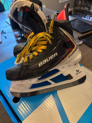 2025 Bauer Vapor Flypro Hockey Skates Regular Width Size 5.5 (Used)