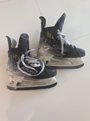 2023 Bauer Vapor Hyperlite 2 Hockey Skates Size 5.5 (Used)