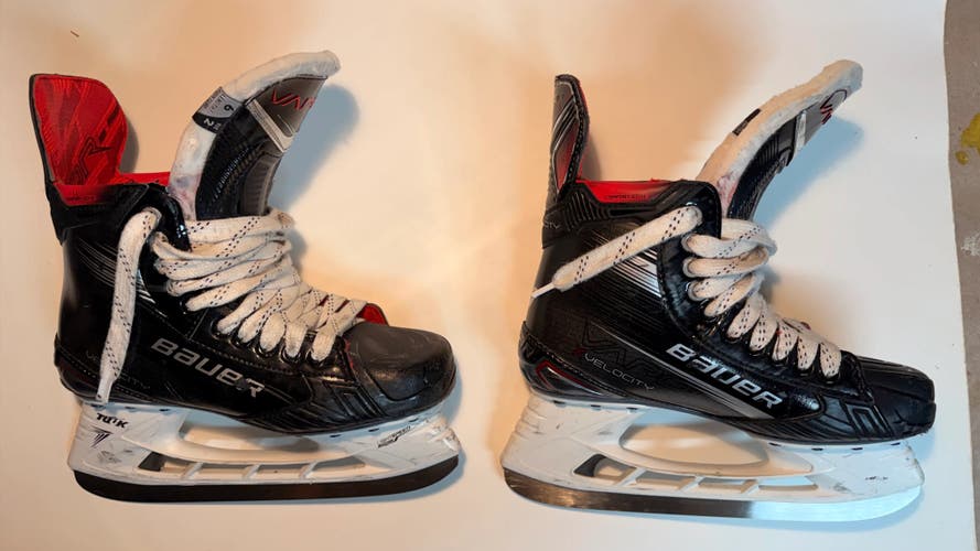 Black 2023 Bauer Vapor XVelocity Hockey Skates Regular Width 6 (Used)