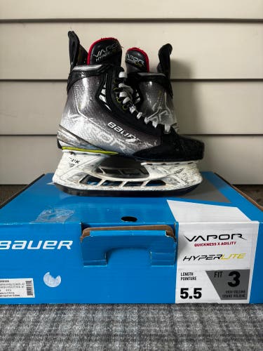 Bauer Vapor Hyperlite Hockey Skates  Size 5.5 (Used)