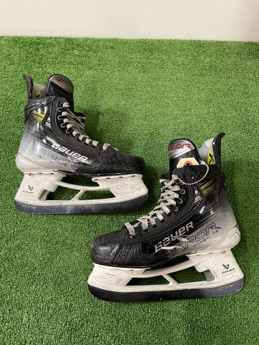 Intermediate Bauer Vapor Hyperlite 2 Hockey Skates Size 5.5 (Used)