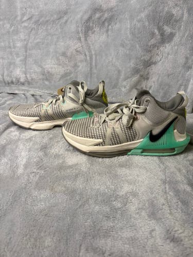 White Men's Size M 7.5 (W 8.5) Nike Giannis Immortality 2 Shoes (Used)