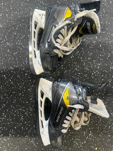 Black/Yellow Bauer Supreme 3S Pro Hockey Skates Size 4 (Used)